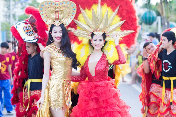 Chiều tối 26/4, Carnaval đường phố tại TP Đồng Hới (Quảng Bình) chào mừng tuần lễ Văn hoá du lịch Đồng Hới đã diễn ra tưng bừng với sự hội tụ của dàn siêu mẫu nổi tiếng.